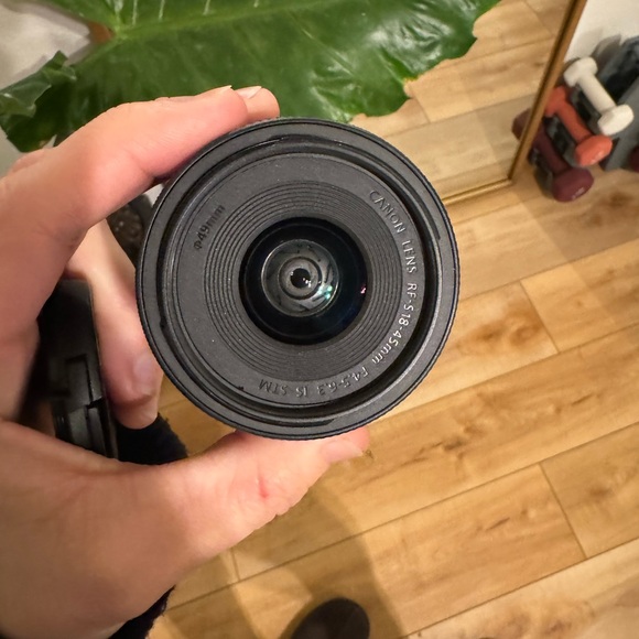Canon RF-S18-45mm F4.5-6.3 is STM Lens - LIKE NEW - Picture 2 of 3